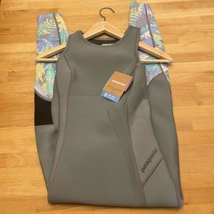 New, never worn wetsuit with a fun pattern! 🌊